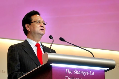 Le Premier ministre Nguyen Tan Dung prononce un discours lors du 12e Dialogue de Shangri-La en 2013 à Singapour. 