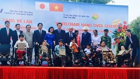 Un ancien PM japonais offre 50 fauteuils roulants aux enfants victimes de l'agent orange/dioxine 