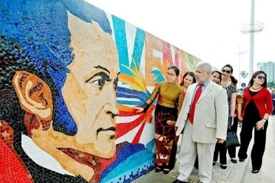 Une mosaïque en céramique du Venezuela inaugurée à Hanoi