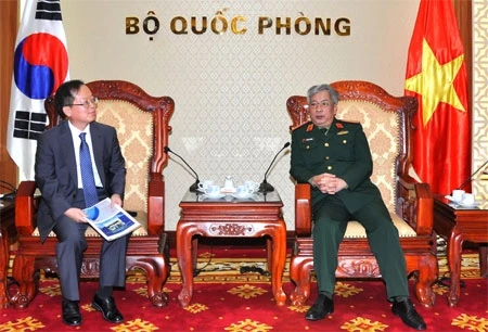 Vietnam-R. de Corée : renforcement de la coopération dans le déminage