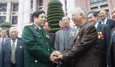 Le ministre vietnamien de la Défense reçoit des vétérans chinois