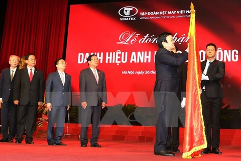 Le chef de l’Etat décore le groupe du textile et de l’habillement du Vietnam