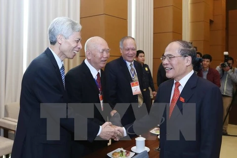 Les dirigeants de l'AN rencontrent d'anciens députés à Hanoi
