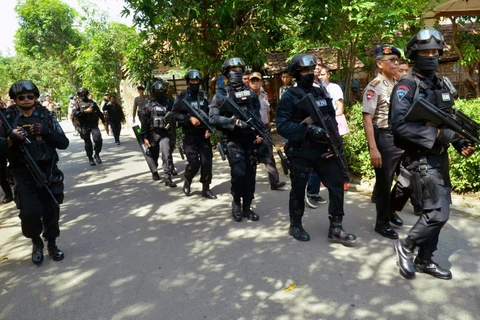 Douze arrestations, les assaillants identifiés suite aux attentats de Jakarta 