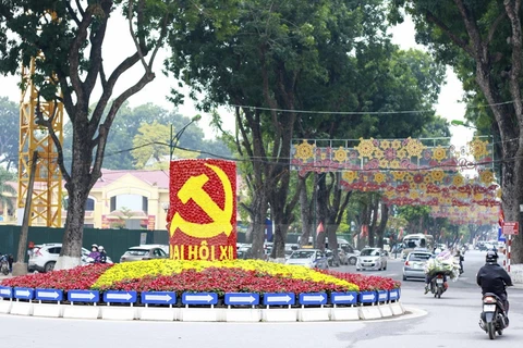 Les rues de Hanoi sont décorées de slogans, drapeaux et de lumières