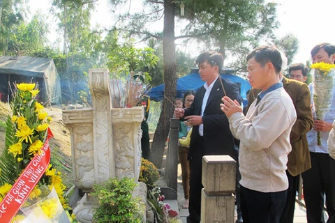 Têt : de nombreux visiteurs rendent hommage au général Vo Nguyen Giap