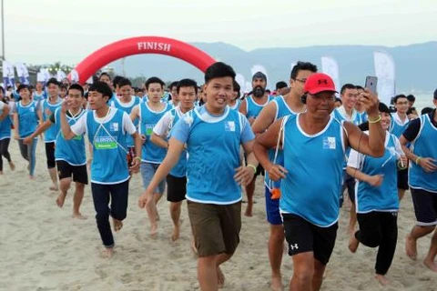 Près de 5.000 participants à la 2e course à pieds nus le long de la mer à Dà Nang
