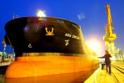 Un grand navire a jeté l’ancre au port de Hai Phong
