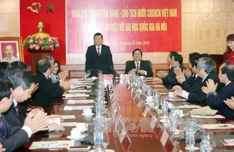Le chef de l’Etat rend visite à l’Université nationale de Hanoi