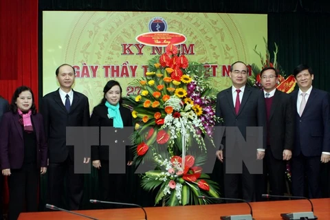Des dirigeants félicitent les médecins vietnamiens