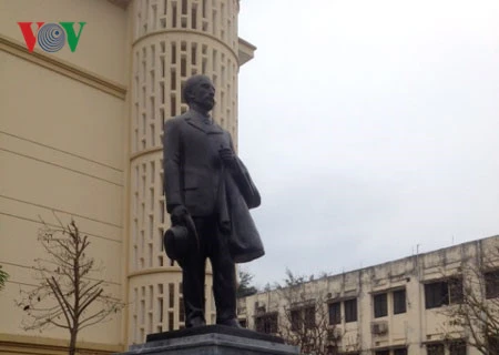 La Faculté de médecine de Hanoi inaugure la statue d’Alexandre Yersin
