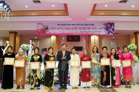 Les femmes vietnamiennes au Laos fêtent leur Journée