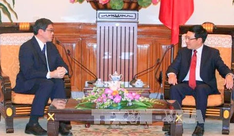 Pham Binh Minh reçoit deux diplomates laotien et singapourien