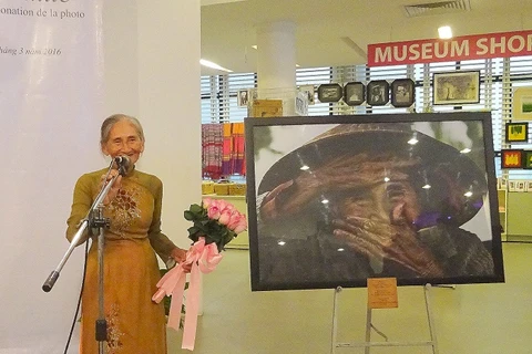 Remise de la photo «La plus belle vieille femme du monde» au Vietnam