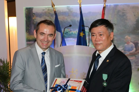 La France décore l’ancien directeur de la Bibliothèque nationale du Vietnam 