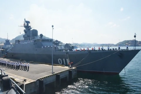 Un navire de la Marine singapourienne au port de Cam Ranh. 