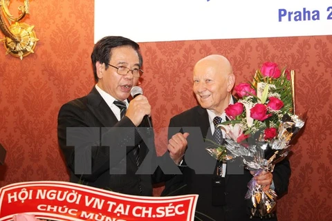 L’ambassadeur du Vietnam à Prague salue les auteurs du Dictionnaire tchèque-vietnamien