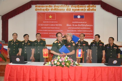 Le Vietnam aide le Laos à concevoir une page web sur la défense