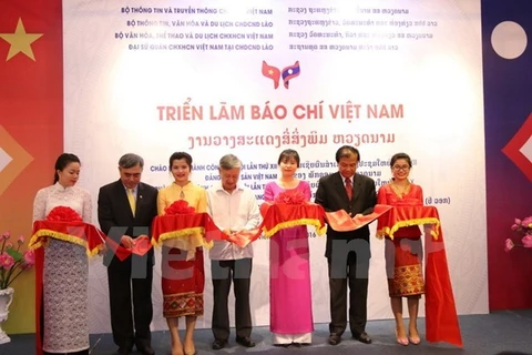 La presse vietnamienne s'expose et impressionne au Laos