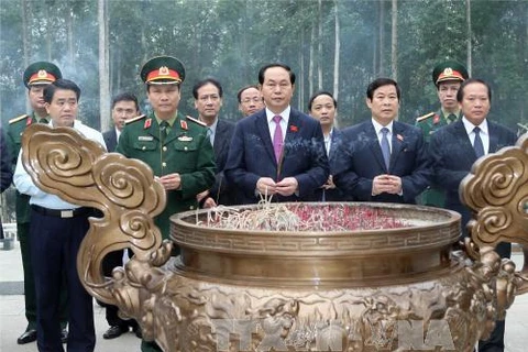 Le chef de l’Etat rend hommage au Président Ho Chi Minh à Ba Vi 