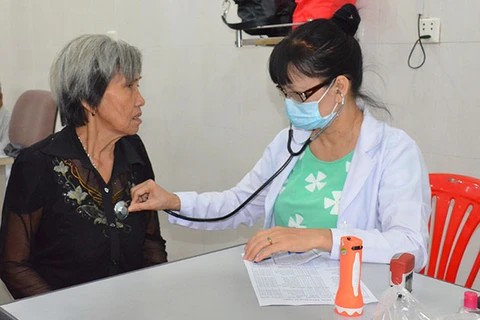 Ho Chi Minh-Ville offrent des soins médicaux gratuits au Cambodge 