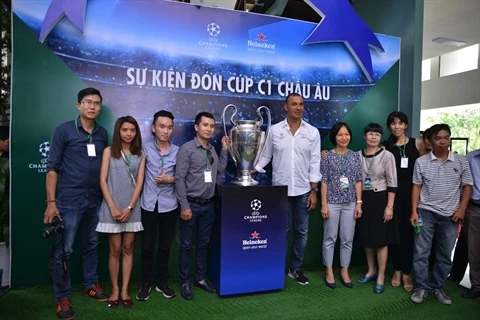 Le trophée de la Ligue des Champions présenté au Vietnam
