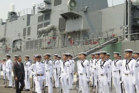 Deux navires militaires japonais visitent le Vietnam