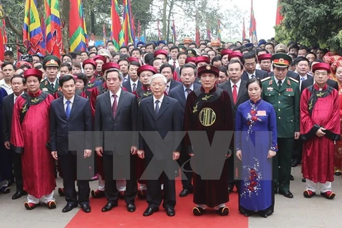 Nguyen Phu Trong offre de l'encens aux rois fondateurs Hung 