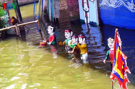 A Hông Phong, le rideau rouge s'ouvre et des marionnettistes-paysans entrent en scène