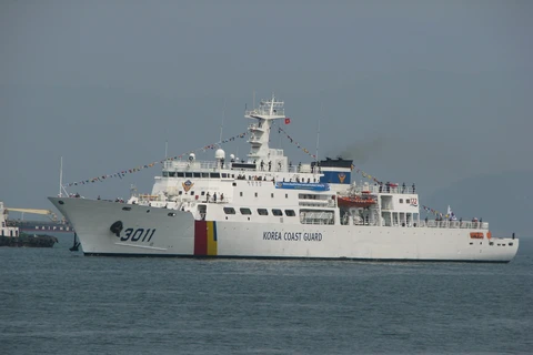 Un navire de la force des garde-côtes sud-coréens visite le Vietnam