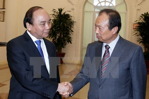 Le PM Nguyen Xuan Phuc reçoit le directeur général du groupe Samsung