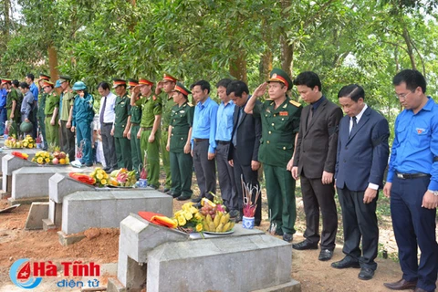 Ha Tinh : inhumation des restes de 19 soldats tombés au Laos