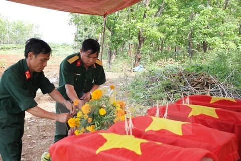 Thanh Hoa: inhumation des restes de 25 volontaires vietnamiens et laotiens 