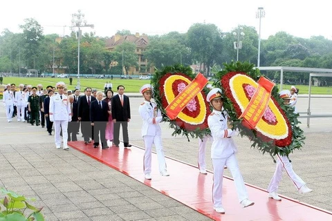 Des dirigeants rendent hommage au Président Ho Chi Minh 