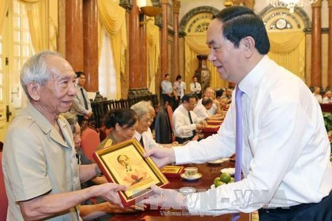 Le président Trân Dai Quang rencontre des anciens gardiens de l'Oncle Hô
