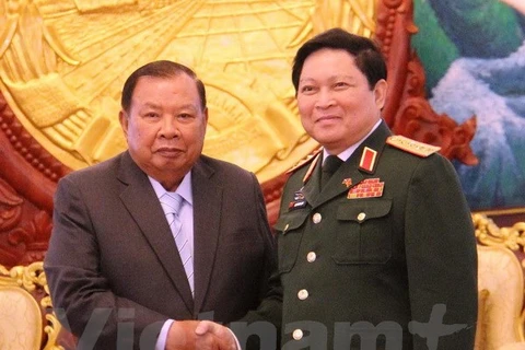 Des dirigeants laotiens apprécient la coopération vietnamo-laotienne dans la défense
