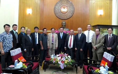 Une délégation des avocats laotiens reçue par un dirigeant du Front de la Patrie du Vietnam