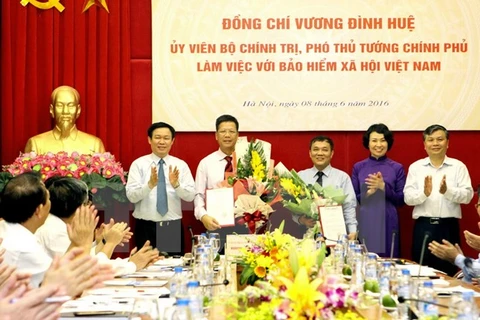 Le vice-PM Vuong Dinh Hue travaille avec l’Assurance sociale du Vietnam