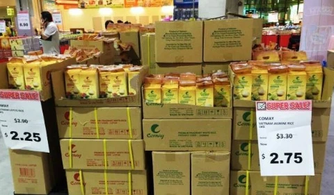 Le riz vietnamien présent sur les rayons des supermarchés singapouriens