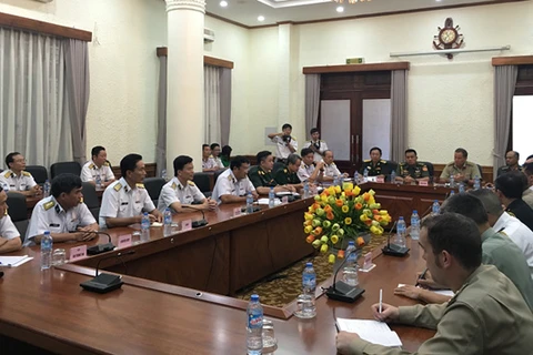 Des attachés militaires étrangers visitent le commandement de la Marine du Vietnam