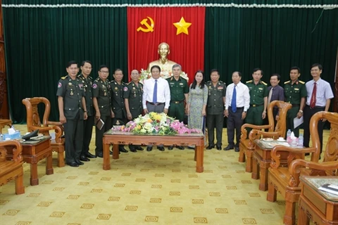 Des responsables du Nam Bo Occidental rencontrent leurs homologues de l'armée cambodgienne