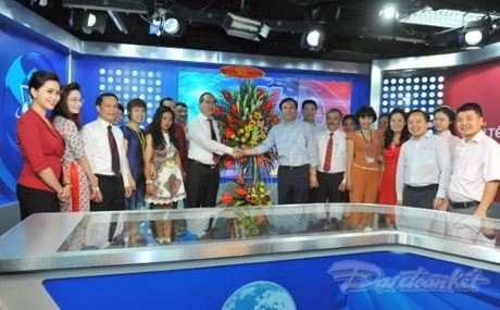 Nguyen Thien Nhan félicite les journalistes et rédacteurs de VNA, VOV et VTV