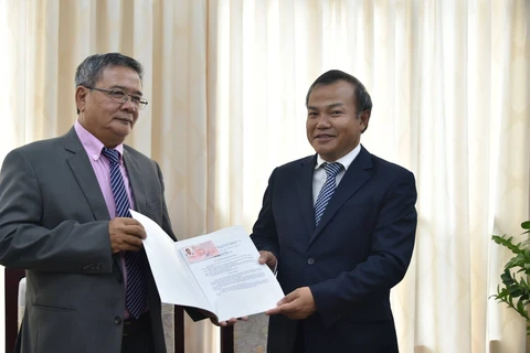 Remise de l'attestation de consul d'honneur du Vietnam en Nouvelle-Calédonie