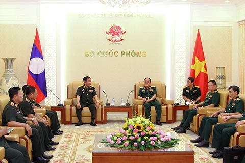 Des dirigeants de la défense rencontrent des hôtes laotiens et américains