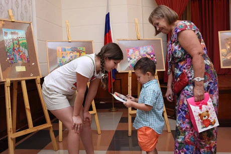 Exposition de peintures célébrant la Journée russe de la famille, de l’amour et de la fidélité