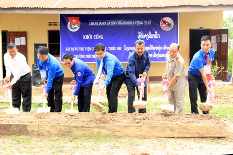 De jeunes volontaires hanoïens à Vientiane