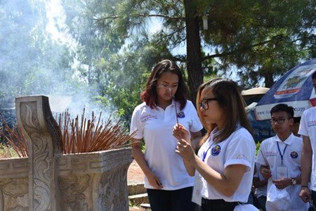 Des jeunes Viêt kiêu visitent l’ancienne citadelle de Quang Tri