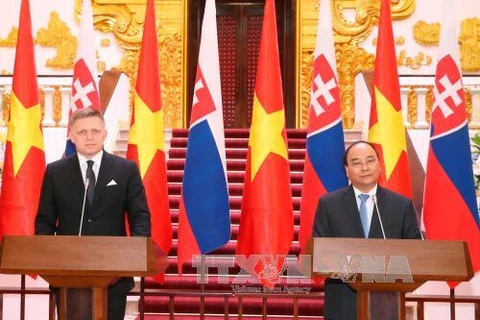 Entretien entre les ​Premiers ministres vietnamien et slovaque