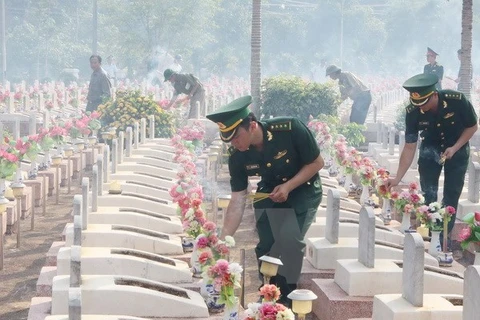 An Giang : inhumation des restes de soldats tombés au Cambodge