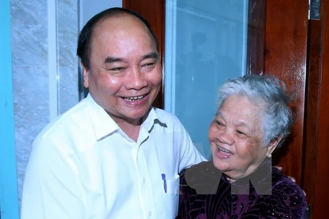 Nguyen Xuan Phuc offre des cadeaux à des familles méritantes à Can Tho